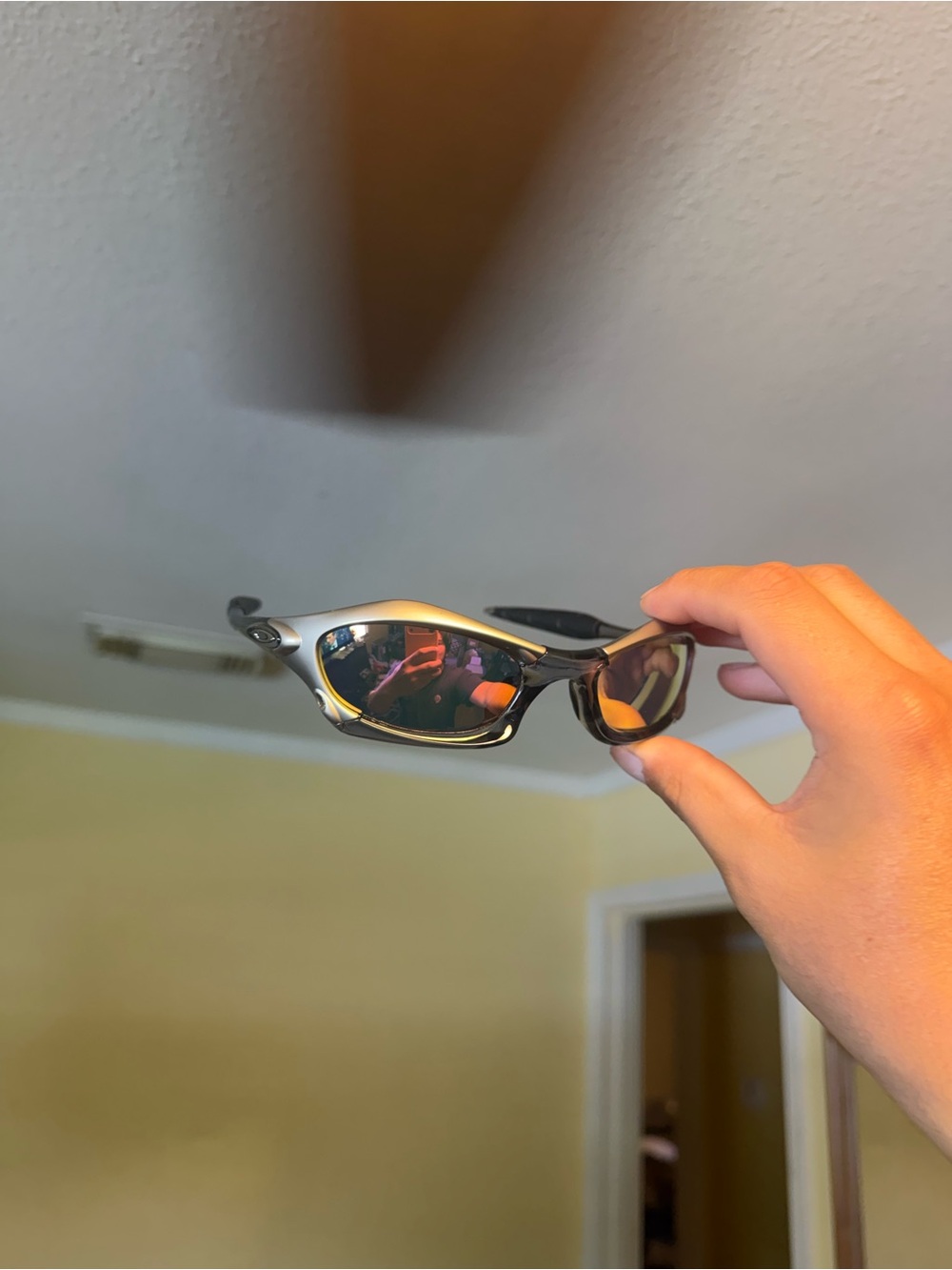 Sporty Silver Frame Sunglasses with Mirrored Lenses Oakley Oakleys